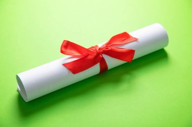 Yeşil arka planda diploma. Eğitim