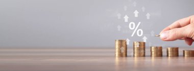 Büyüyen okları ve bozuk paraları olan bir yüzde işareti.