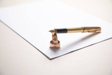 Belge ve alyanslar. Boşanma