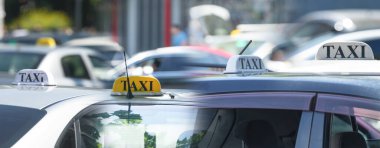 Yazın şehir caddesinde taksi..