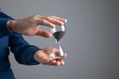 Kafkas işadamı kum saati gösteriyor. Zaman yönetimi