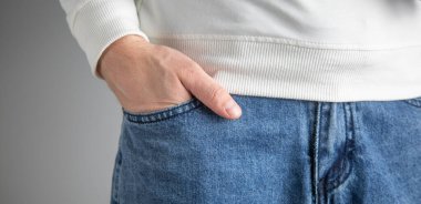 Kotun cebinde bir erkek eli.