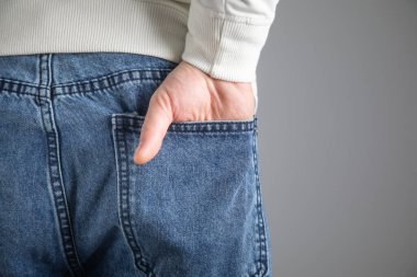 Kotun cebinde bir erkek eli.