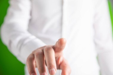 İnsan eli boş ekranda dokunuyor.