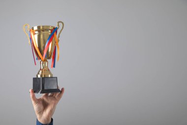 Kazanan altın kupayı tutan adam.
