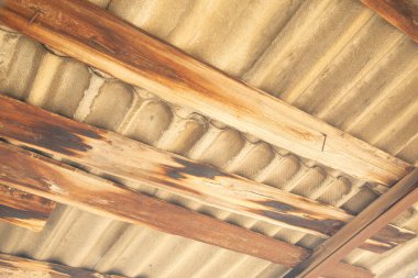 Çatının içinde eski bir yapı.