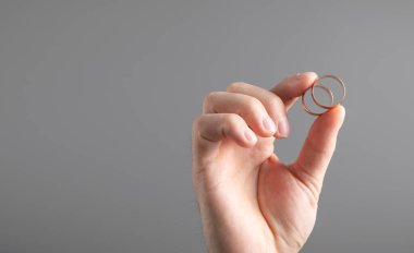 Yüzüklü beyaz erkek eli..