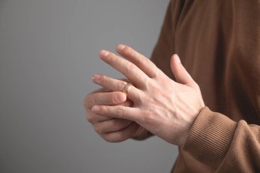 Yüzüklü beyaz erkek eli..