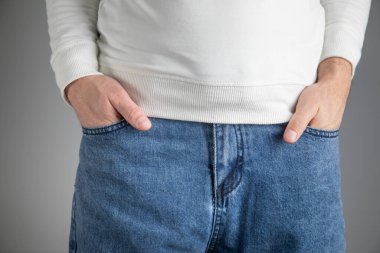 Kotun cebinde bir erkek eli.