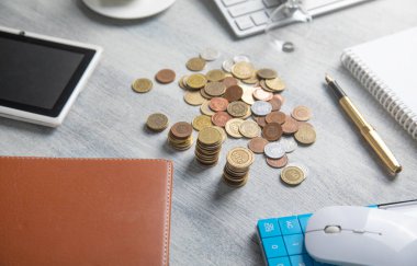 İş eşyalarıyla dolu para yığını masanın üstünde..
