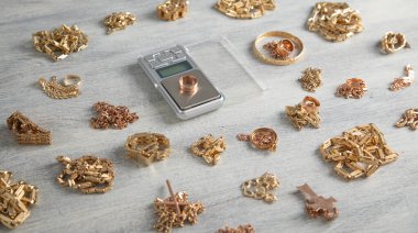 Dijital ölçekte mücevherli altın..