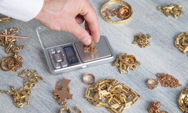 Dijital ölçekte mücevherli altın..