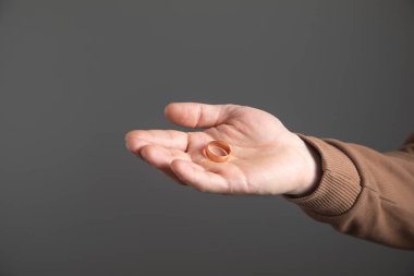 Yüzüklü beyaz erkek eli..