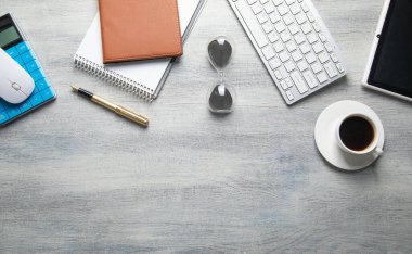 Not defteri, kalem, masada farklı bir iş eşyası var..