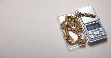 Dijital ölçekte mücevherli altın..