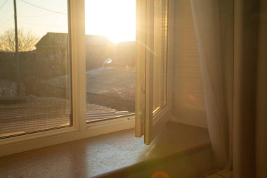 Beyaz, evde plastik pvc pencere açtı.