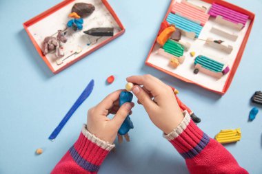 Küçük çocuk plastikçilik oynuyor. Hobi