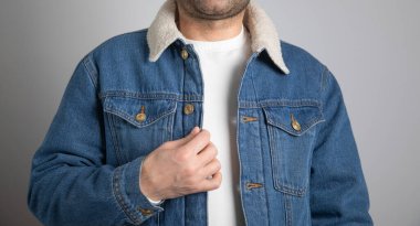 Kot ceket giyen adam. Moda. 