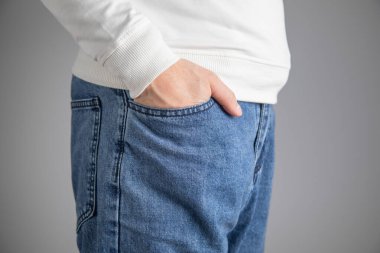 Kotun cebinde bir erkek eli.