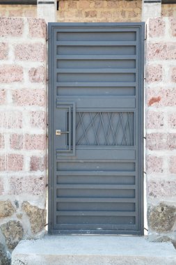 Yeni evdeki metal kapı..