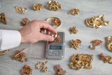 Dijital ölçekte mücevherli altın..