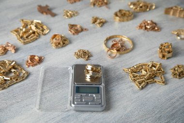 Dijital ölçekte mücevherli altın..