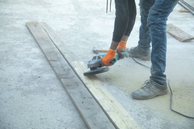 Elektrikli öğütücüsü olan beyaz işçi..