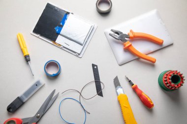 Çeşitli aletler ve kırık tablet. Tablet onarımı