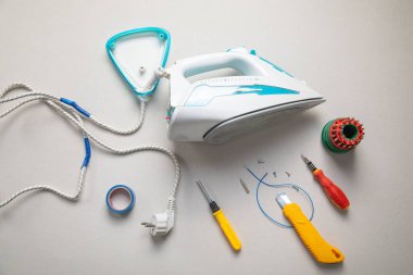 Çeşitli aletler ve kırık demir. Demir onarımı