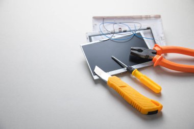 Çeşitli aletler ve kırık tablet. Tablet onarımı