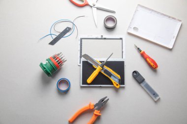 Çeşitli aletler ve kırık tablet. Tablet onarımı