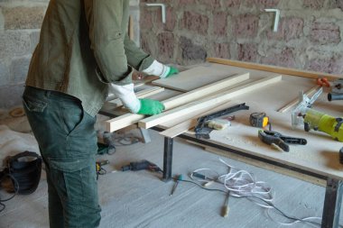 Bir atölyede çalışan beyaz bir zanaatkar..