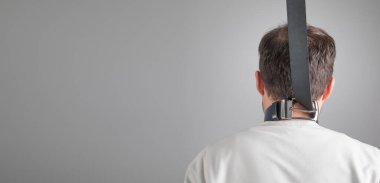 Boynunda deri kemerle intihar eden bir adam..