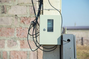 Elektrik trafo kutusu elektrik direğine monte edildi.