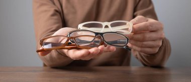 Kafkasyalı teknisyen farklı gözlükler tutuyor..