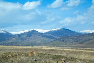 Karla kaplı dağın güzel manzarası. 