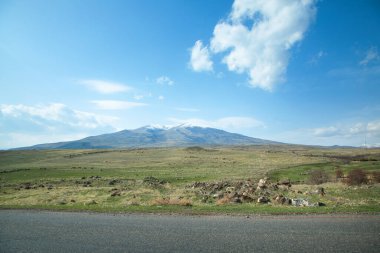 Karla kaplı dağın güzel manzarası. 
