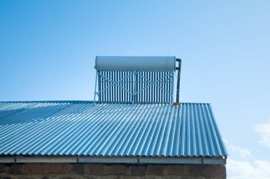 Çatıda güneş enerjili su ısıtıcı sistemi var..