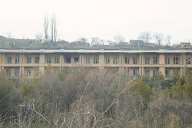 Eski ve terk edilmiş bir bina..