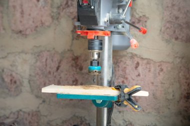 Bir atölyede odun sondajı makinesi.