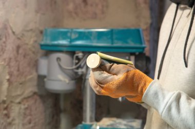 Bir atölyede çalışan beyaz bir zanaatkar..