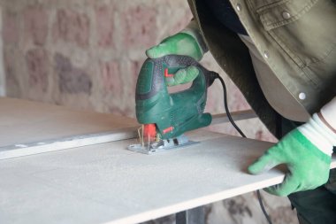 Bir atölyede çalışan beyaz bir zanaatkar..