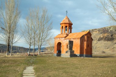 Doğadaki kilise. Ermenistan. Bahar