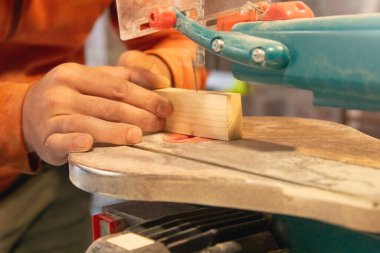 Bir atölyede çalışan beyaz bir zanaatkar..