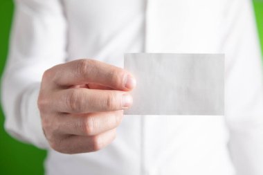 Metnin ya da nesnen için boş alan gösteren bir iş adamı.