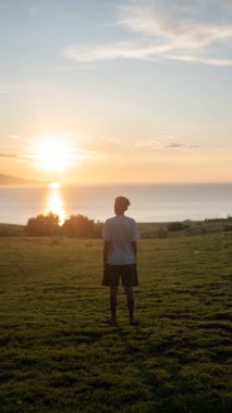 Gün batımında sahilde genç bir çift.