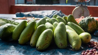 Pazarda taze organik sebzeler