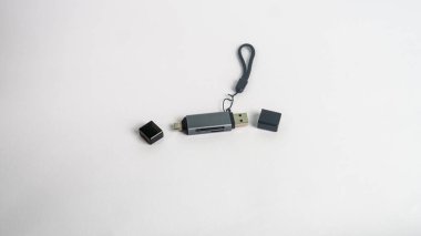 Beyaz arkaplanda usb flash diskinin üst görüntüsü