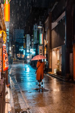 Kanazawa, Japonya - 19 Kasım 2023: Yağmurlu Japon Sokak 'ında Gece Yürüyen Kadın