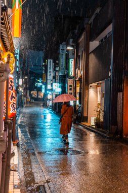 Kanazawa, Japonya - 19 Kasım 2023: Yağmurlu Japon Sokak 'ında Gece Yürüyen Kadın